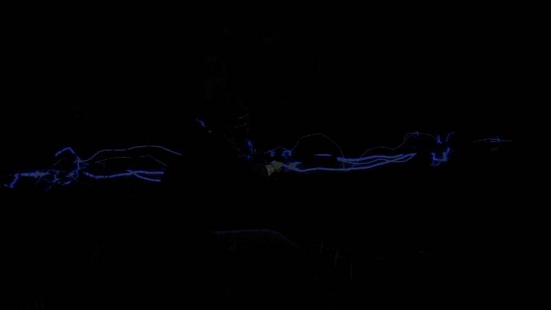 《明末:渊虚之羽》女主手持武器画面