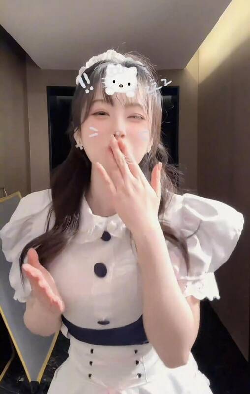 小狐狸萍萍演员钱思怡穿女仆装热舞截图1