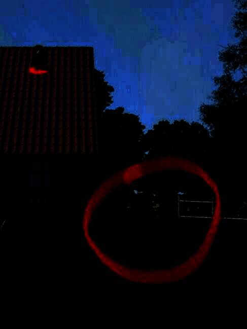 在秋千旁拿泳圈的画面