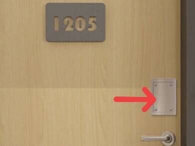 用螺丝刀拧开铁板获取螺丝钉的画面