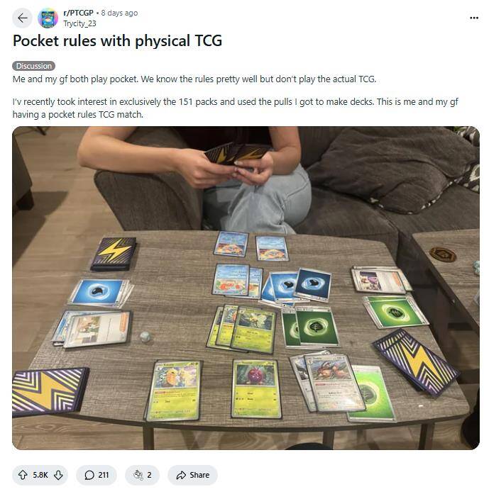 玩家使用手游规则进行实体卡牌对战的场景