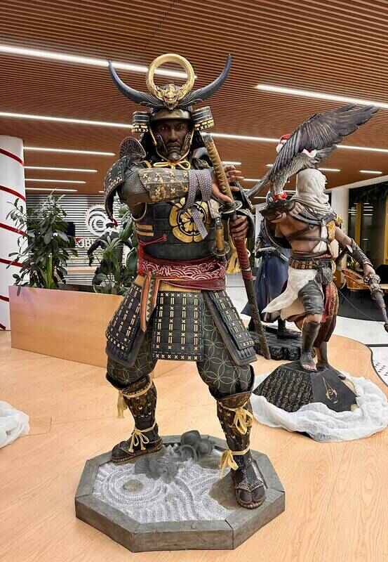 《刺客信条：影》弥助和奈绪江的雕像