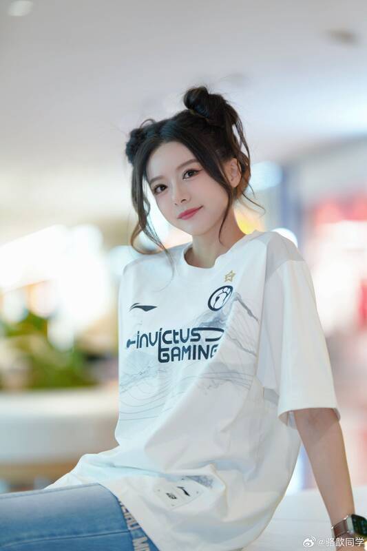 骆歆穿IG新队服照片1