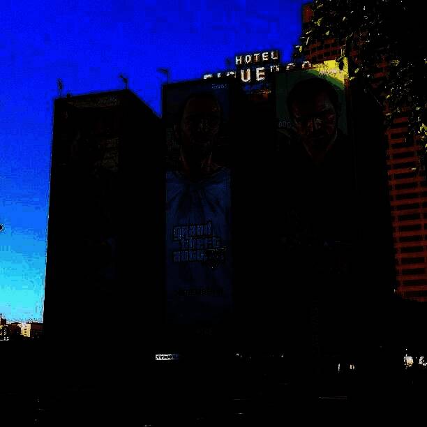 《明末：渊虚之羽》在成都双子塔的宣传画面4