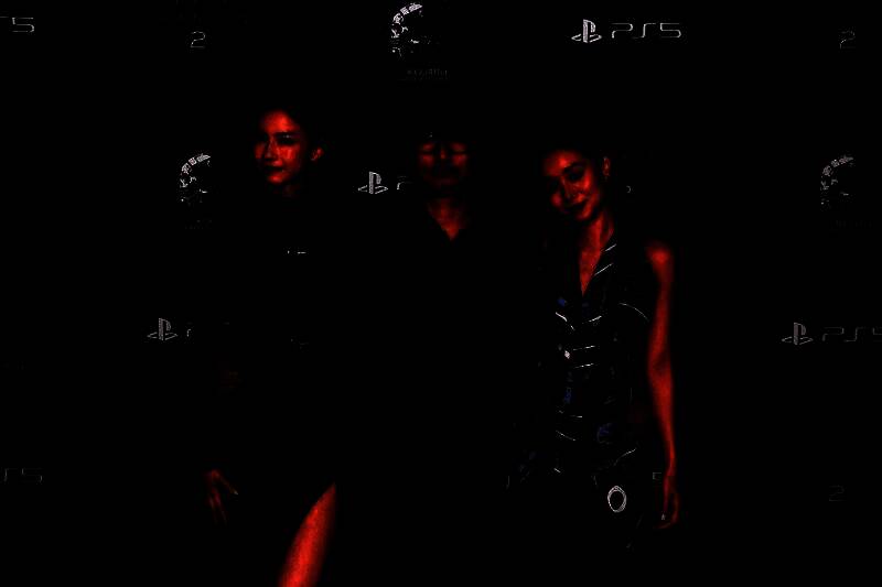 小岛秀夫与劳伦·蔡、忽那汐里在《死亡搁浅 2》首映展示会合影