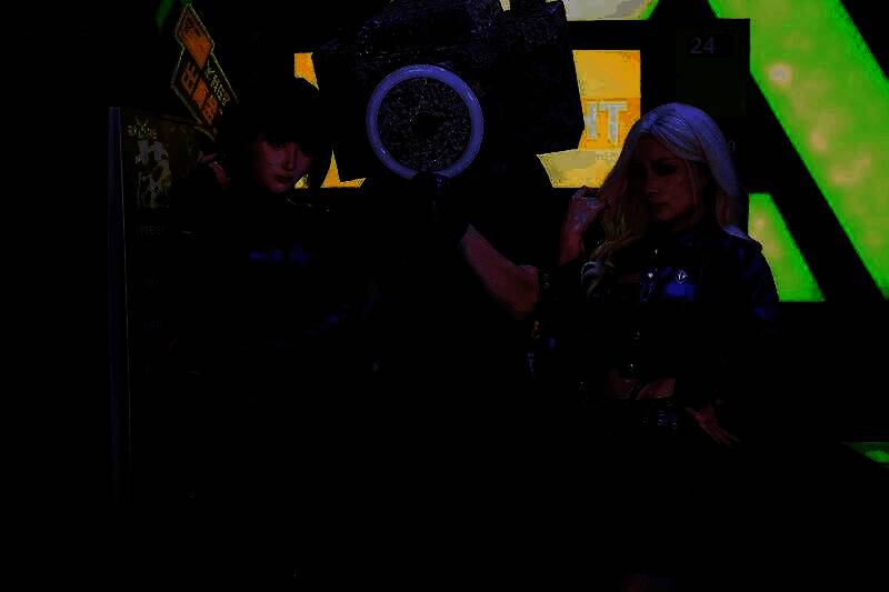 《萤火突击》展区玩家参与夺金玩法场景