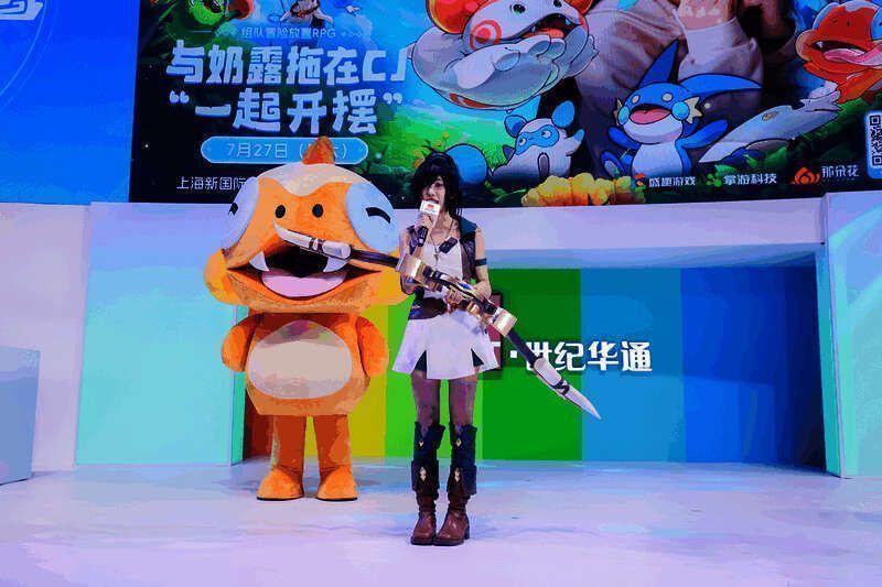 不吃奶露拖到《云海之下》展台兼职打工