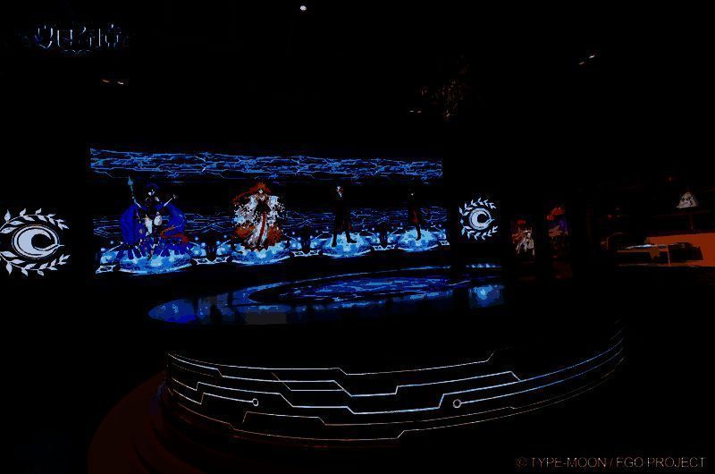 玩家在英灵召唤阵抽卡的场景