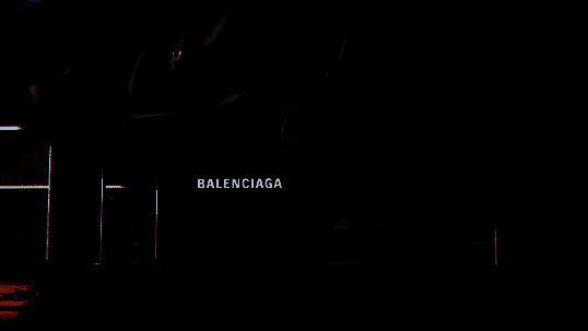 《极品飞车：集结》游戏中巴黎世家旗舰店开业活动画面