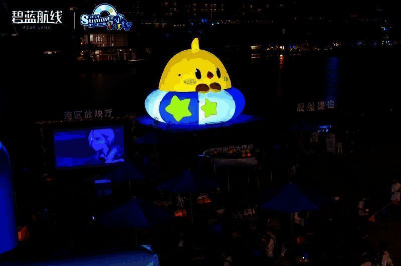 指挥官在小镇中心休闲娱乐