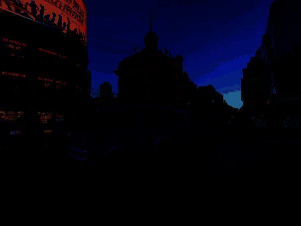 玩家乘坐元梦之星×大白兔主题铛铛车图