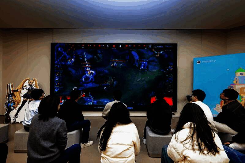 《决胜巅峰》主题店活动现场,玩家激烈对战