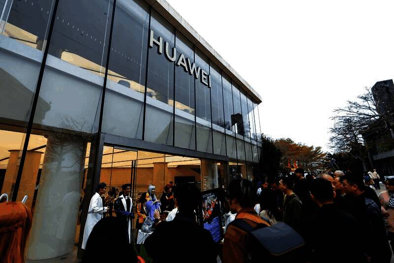 《QQ飞车》活动现场,玩家专注竞速比赛