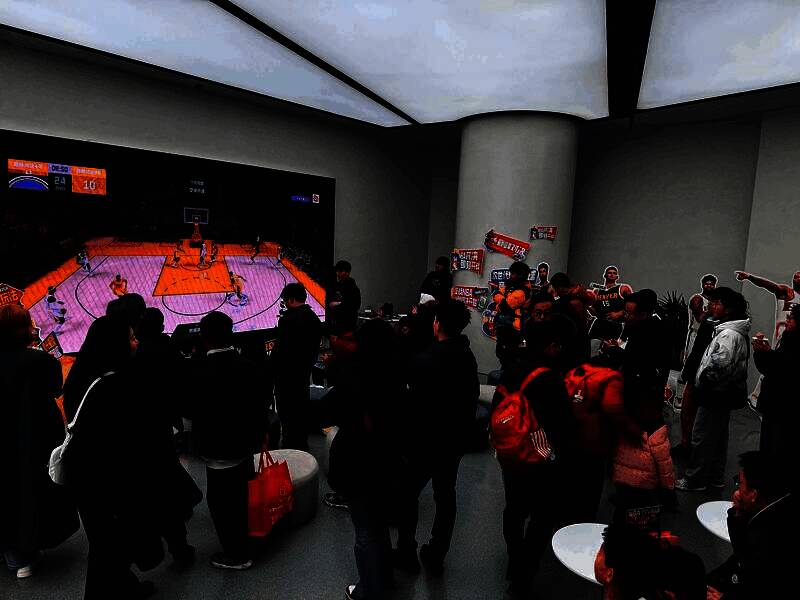 《NBA巅峰对决》线下体验区,玩家组队对决