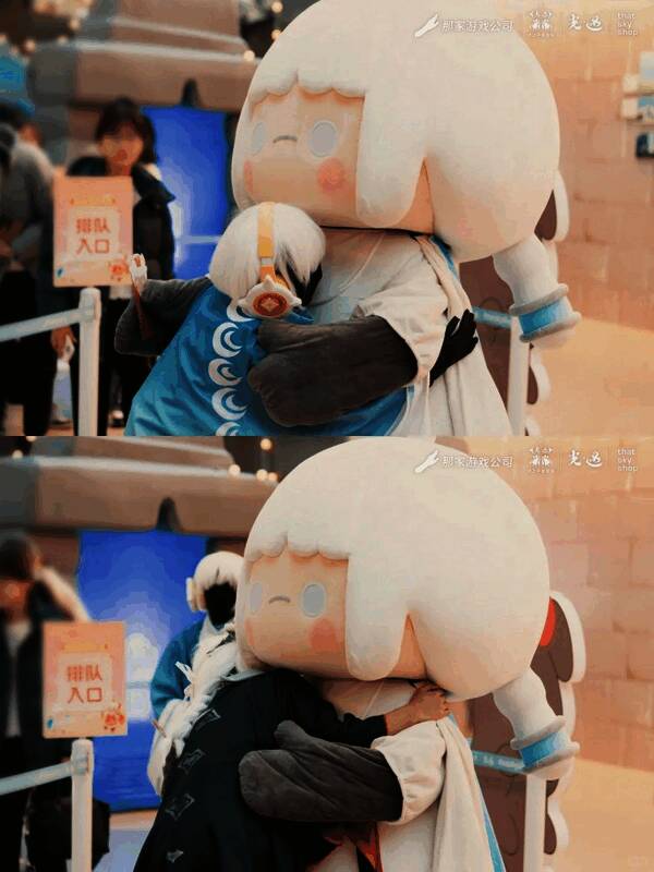 扎染小课堂现场，光之子们体验传统技艺