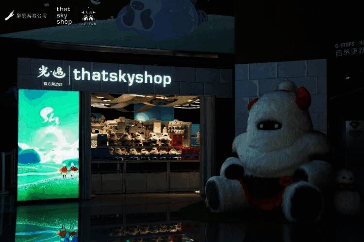 友友会快闪店售卖限定周边，吸引玩家排队购买