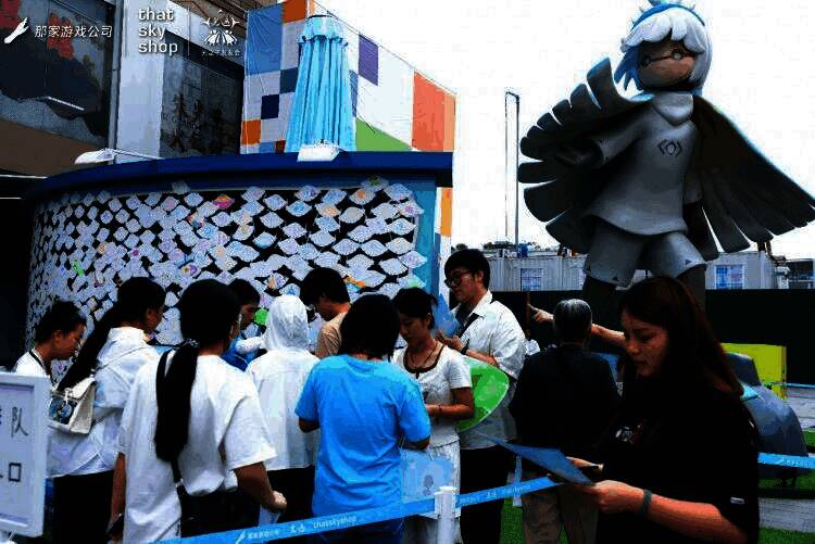 杭州站活动现场，玩家参与互动游戏，气氛热烈