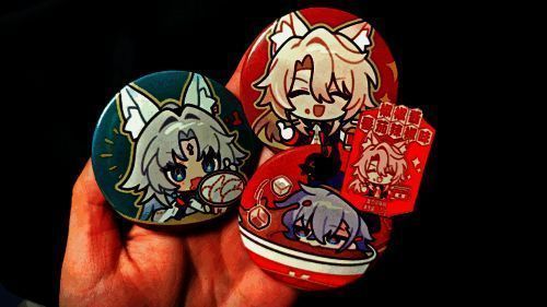 玩家晒出联动套餐包装盒DIY作品，包括自制徽章、冰箱贴与流麻周边，创意十足