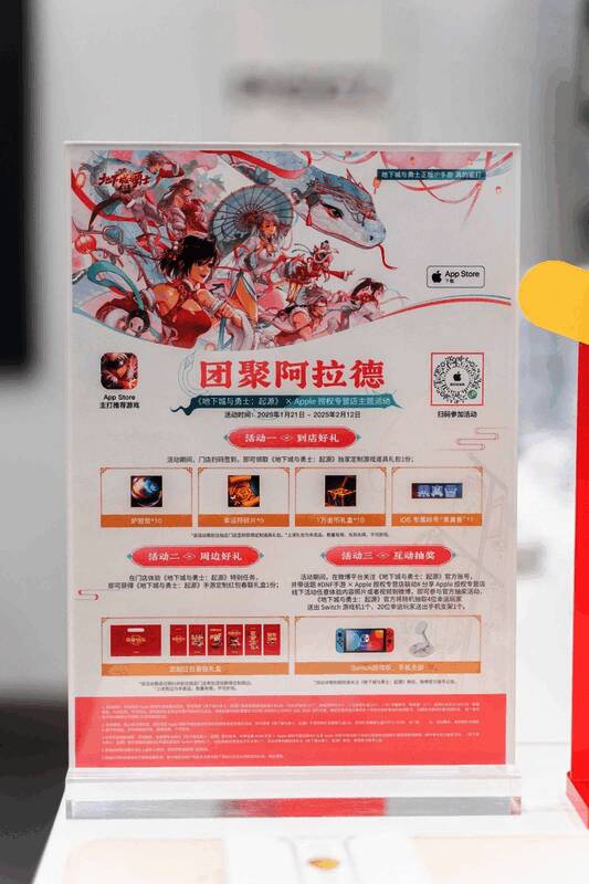 玩家与野生赛丽亚互动，现场气氛热烈