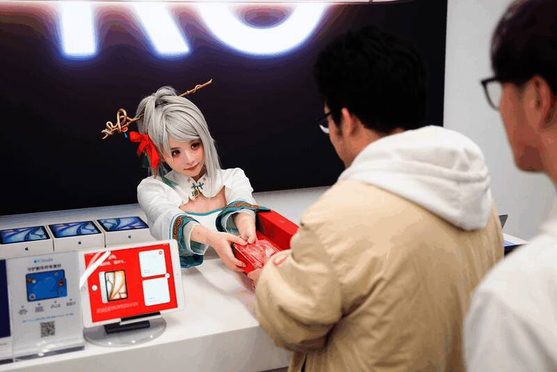 赛丽亚手持苹果，与玩家亲切互动