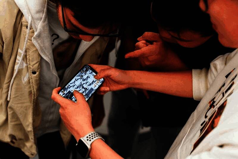 玩家与赛丽亚共舞，现场气氛热烈