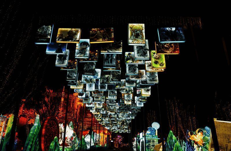 自贡灯会联动现场照片，展示融合游戏角色的彩灯装置