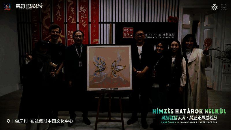 苏绣巨作《霞与洛》在展厅中央展出,细节精美引人注目