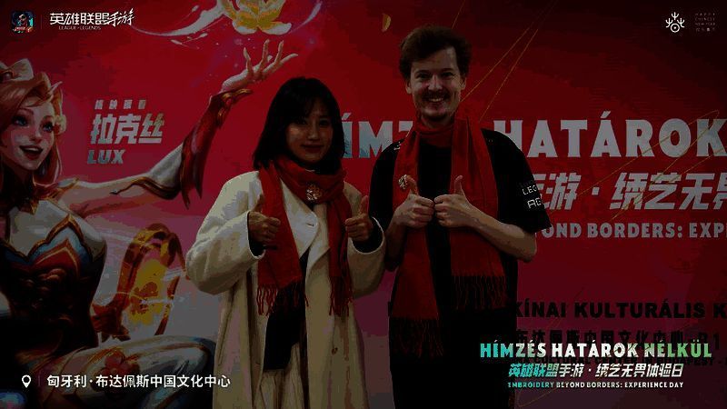 非遗传承人现场指导Kesha与柴西学习刺绣技艺,气氛热烈