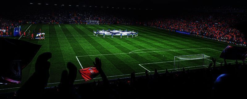 《EA SPORTS FC 26》游戏封面展示，红色主色调搭配足球元素，凸显热血氛围