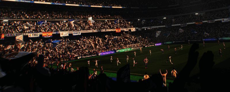 EA SPORTS FC 26游戏封面展示，经典足球元素与现代设计风格结合