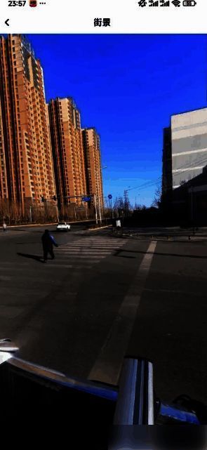 街景全景界面展示,用户正滑动屏幕查看街道两侧建筑与行人动态