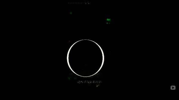 玩家操控角色抬起木板阻挡怪物，动作流畅自然，场景代入感强