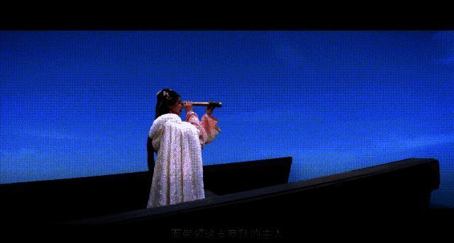 毛晓彤扮演大东家,身穿古装,笑容甜美,身后是四大商帮代表人物