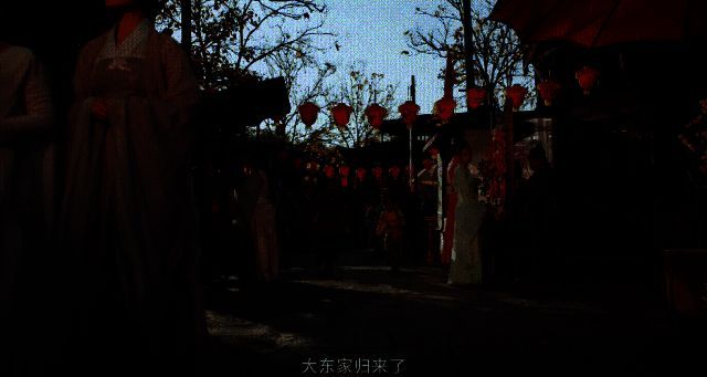 四大商帮成员身穿各色服饰,走在繁华街道上,周围人群围观欢呼