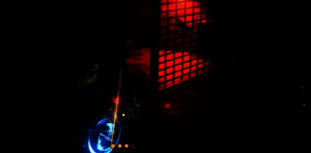 异人之下战斗场景中角色利用地形掩体进行战术调整，战斗节奏紧凑