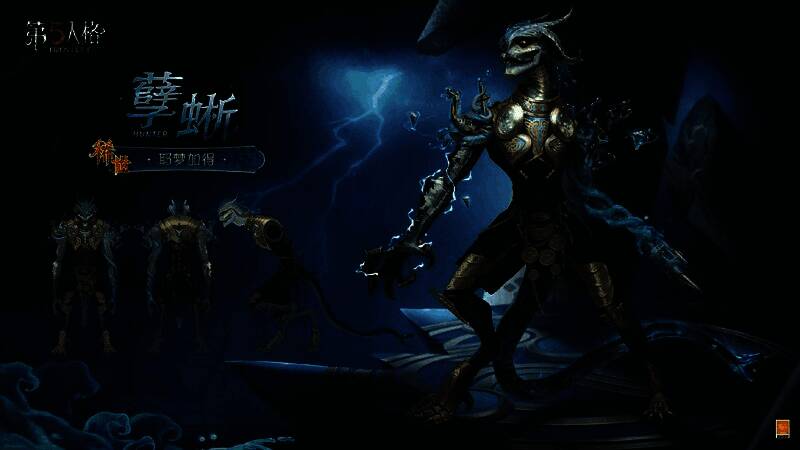 孽蜥稀世时装展示,身穿金色与蓝色铠甲,手臂缠绕蓝色蛇形装置,尾巴呈蛇头状,背景为雷电交加的废墟战场