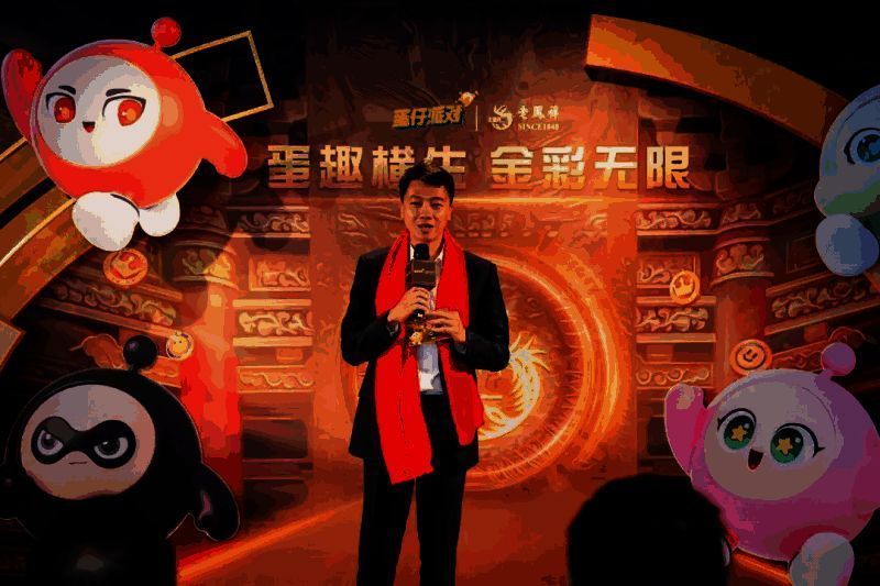 五款联名金饰特写展示，包括蛋仔造型吊坠、手链等，细节精致，光泽闪耀