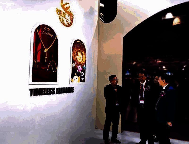 珠宝展现场人头攒动，观众围在老凤祥展位前欣赏蛋仔联名金饰