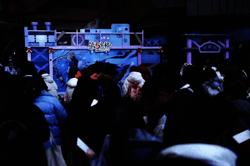 玩家参与庄园涂鸦游戏，手持画笔专注创作，身旁摆放着第五人格周边奖品