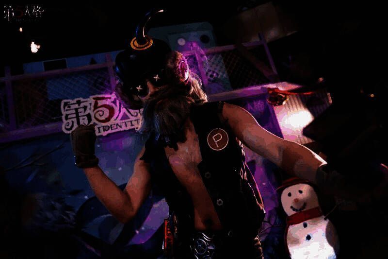 三位COSER并肩站立合影，服装细节精致，还原度极高