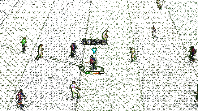 GIF动图呈现埃德米尔森断球后立即一脚直塞发动反击的过程，传球线路清晰、时机精准