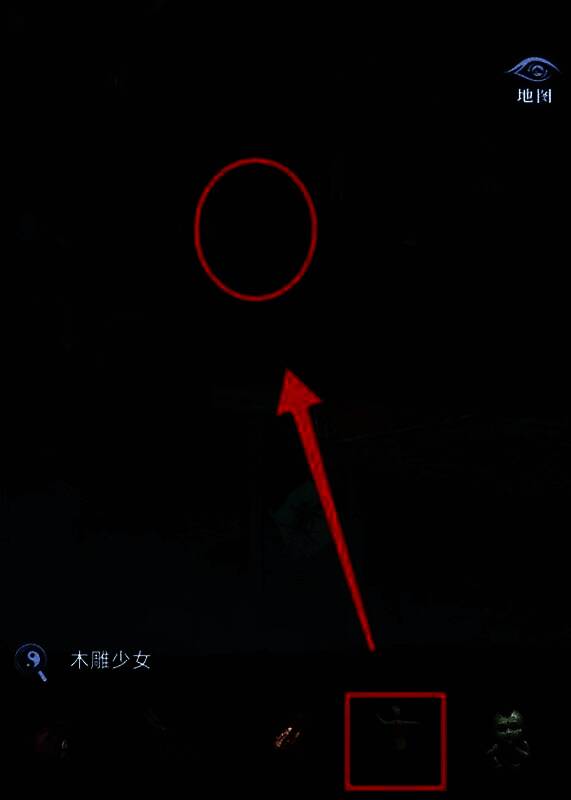 玩家将木雕少女嵌入雕画凹槽，机关咔哒作响