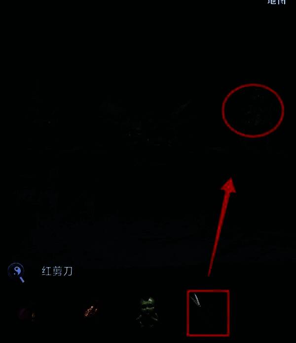 奉奘祠内部全景，右侧凶兽雕像面目狰狞