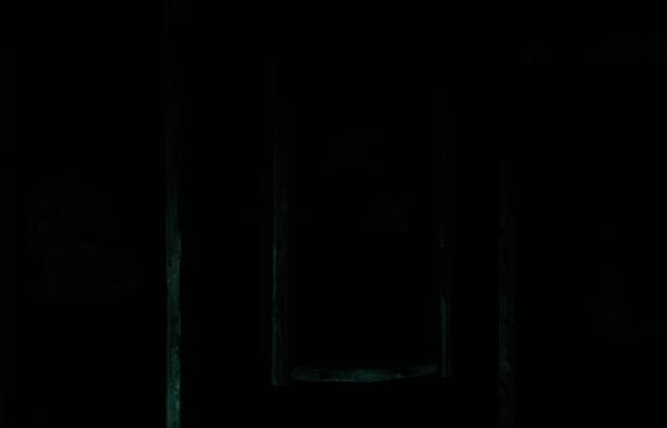 长命锁挂在木牌钉子上，右侧木牌缓缓移动露出暗格