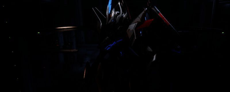 矛隼机甲采用强袭自由高达涂装的实机截图，机体呈现红蓝金经典配色，细节丰富，光泽感强烈