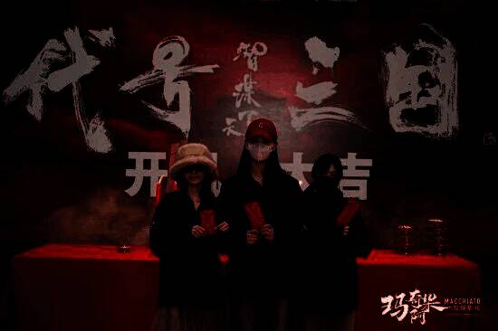 演员王星辰片场照曝光,身着古装神情坚毅,展现角色内心的挣扎与力量