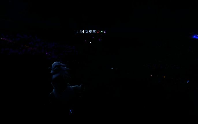 女巫草站立于紫色花丛中央，头顶微光闪烁，整体造型神秘优雅