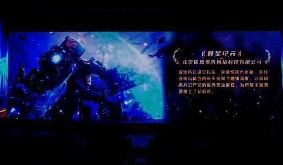 游戏内虫族Boss战场景，巨型生物与玩家机甲激烈交锋，特效绚丽