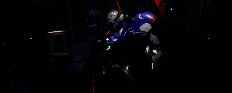 解限机游戏中飞景机甲采用命运高达涂装后的高清展示图，蓝红配色鲜明，金属质感强烈，细节处光影分明