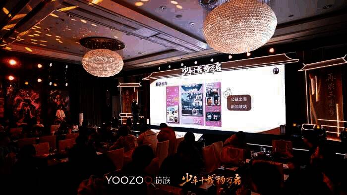 熊爪咖啡CEO陈大可在庆生会上分享公益理念，背景展示品牌特殊咖啡师团队的工作场景